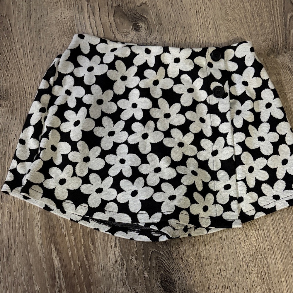 Old Navy Black and White Floral Knit Skort